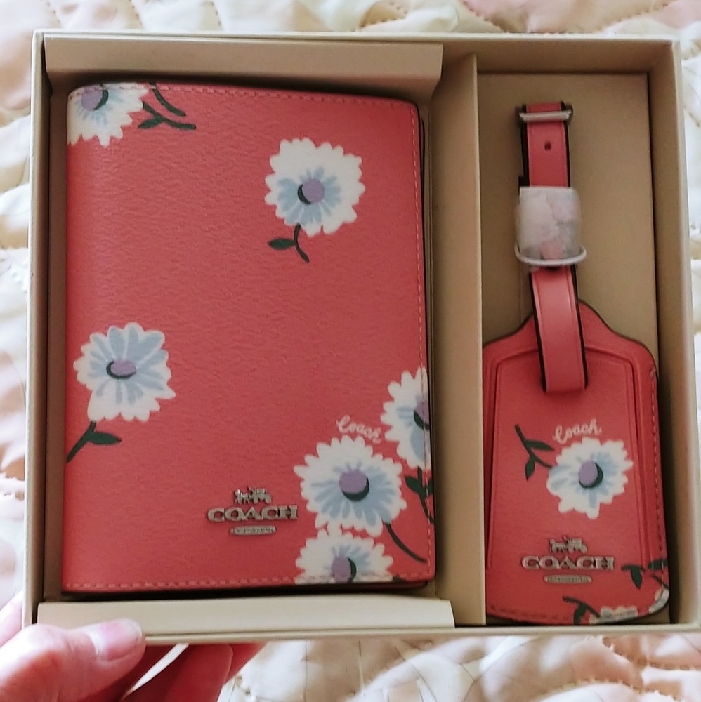 Coach Daisy passport bilfold & Luggage tag set NWT - Picture 11 of 12